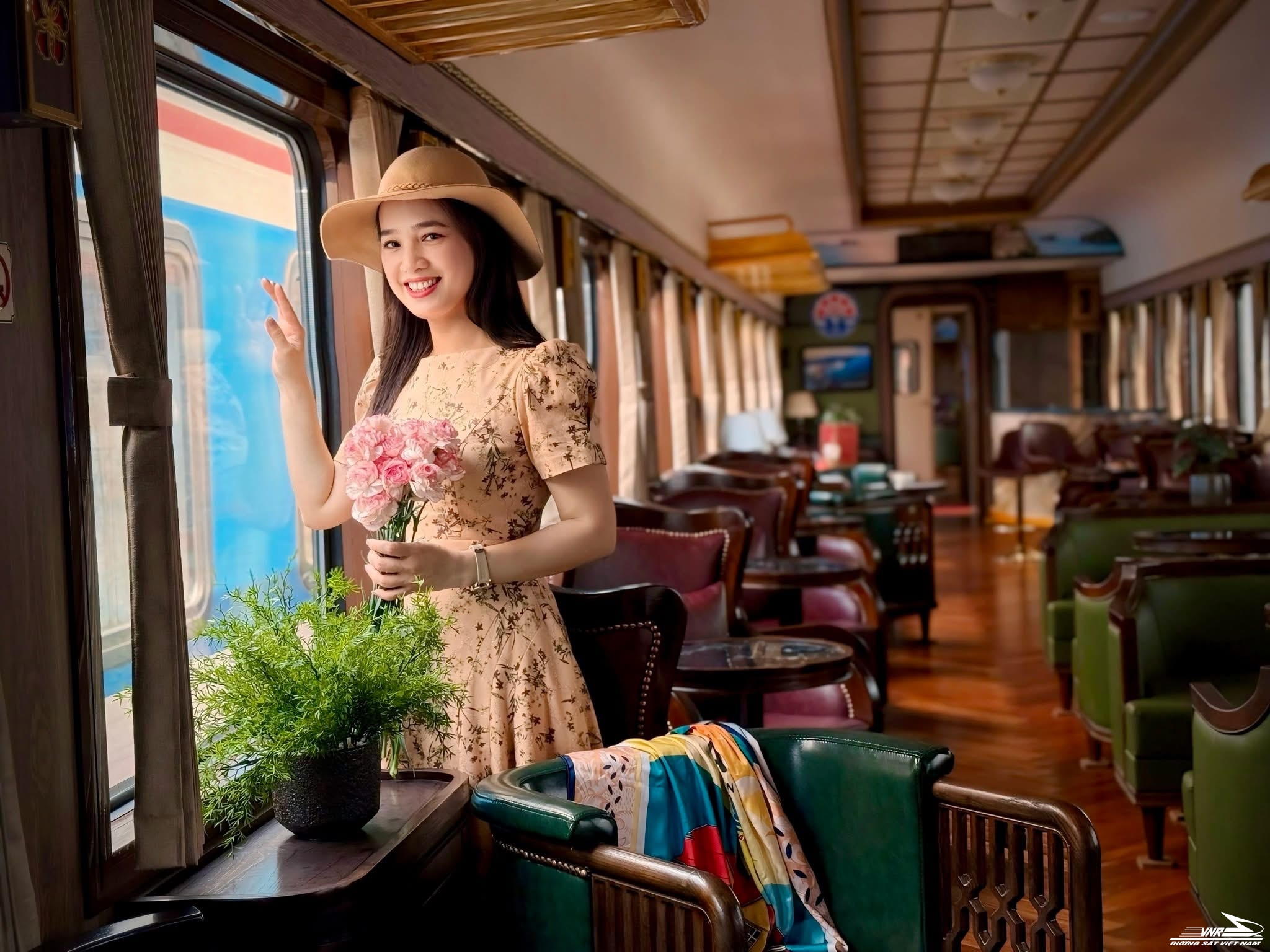 Đoàn tàu 'quý tộc' xuất phát từ 'điểm du lịch' ga Hải Phòng - 1