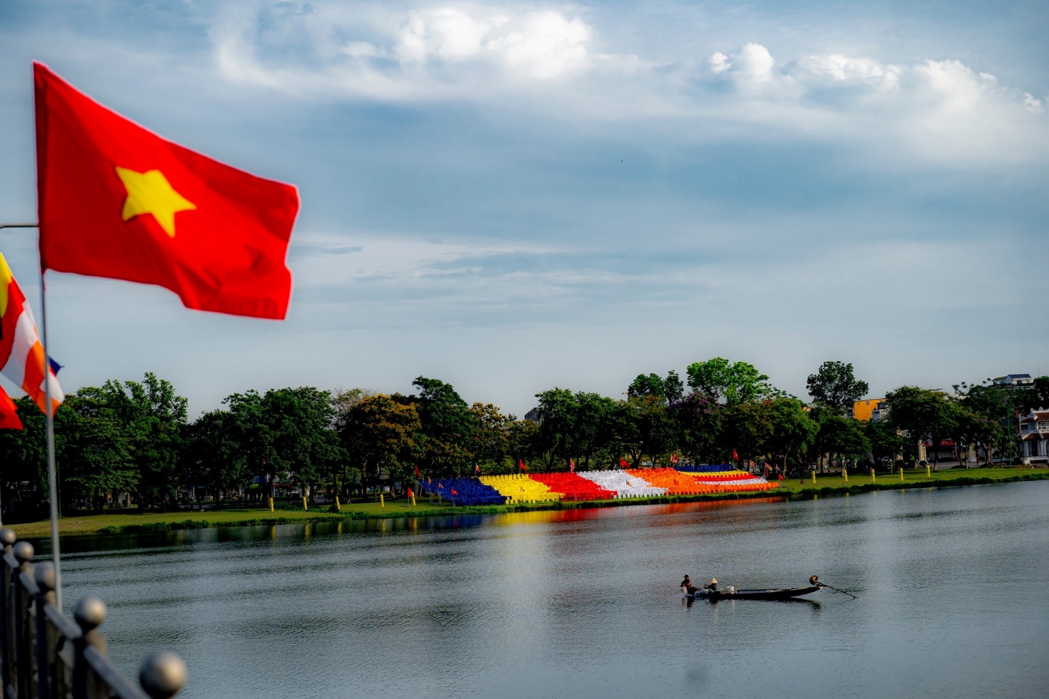 Chiêm ngưỡng Đại kỳ Phật giáo bên bờ sông Hương thơ mộng - 8