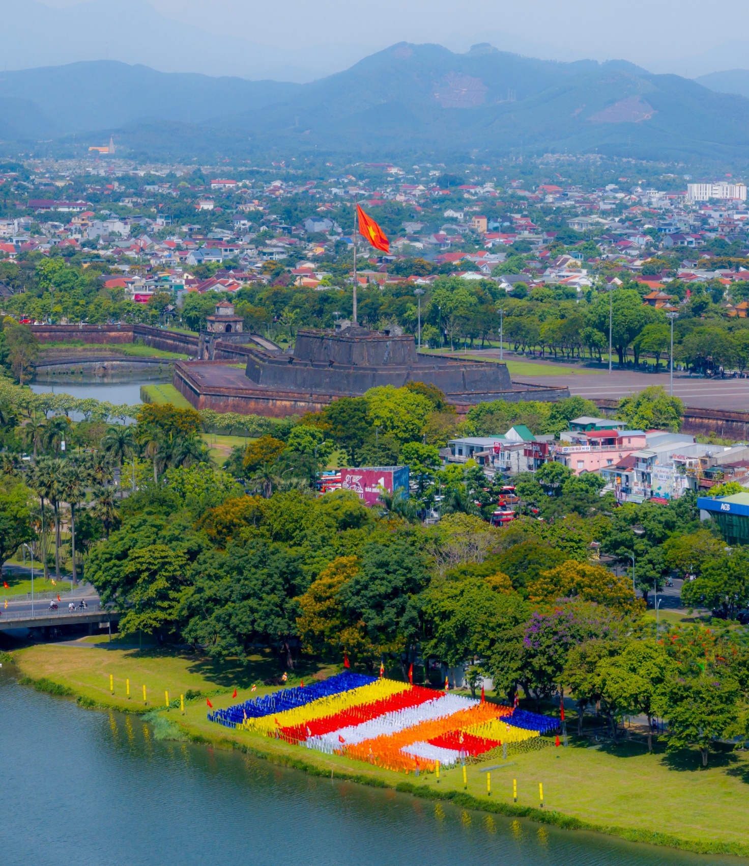 Chiêm ngưỡng Đại kỳ Phật giáo bên bờ sông Hương thơ mộng - 1