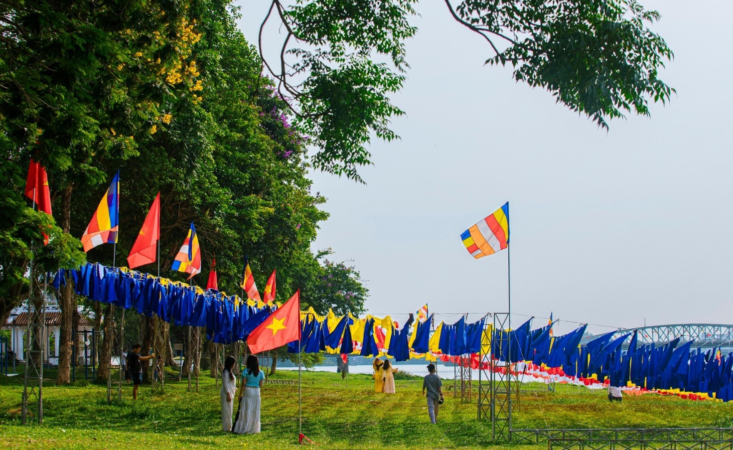 Chiêm ngưỡng Đại kỳ Phật giáo bên bờ sông Hương thơ mộng - 10