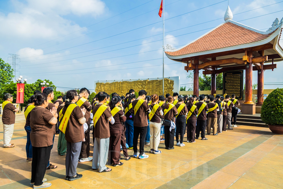 Sắc màu rực rỡ diễu hành cờ hoa kính mừng Đức Phật đản sanh - 8