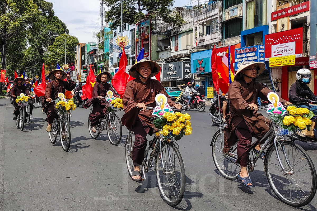 Sắc màu rực rỡ diễu hành cờ hoa kính mừng Đức Phật đản sanh - 1