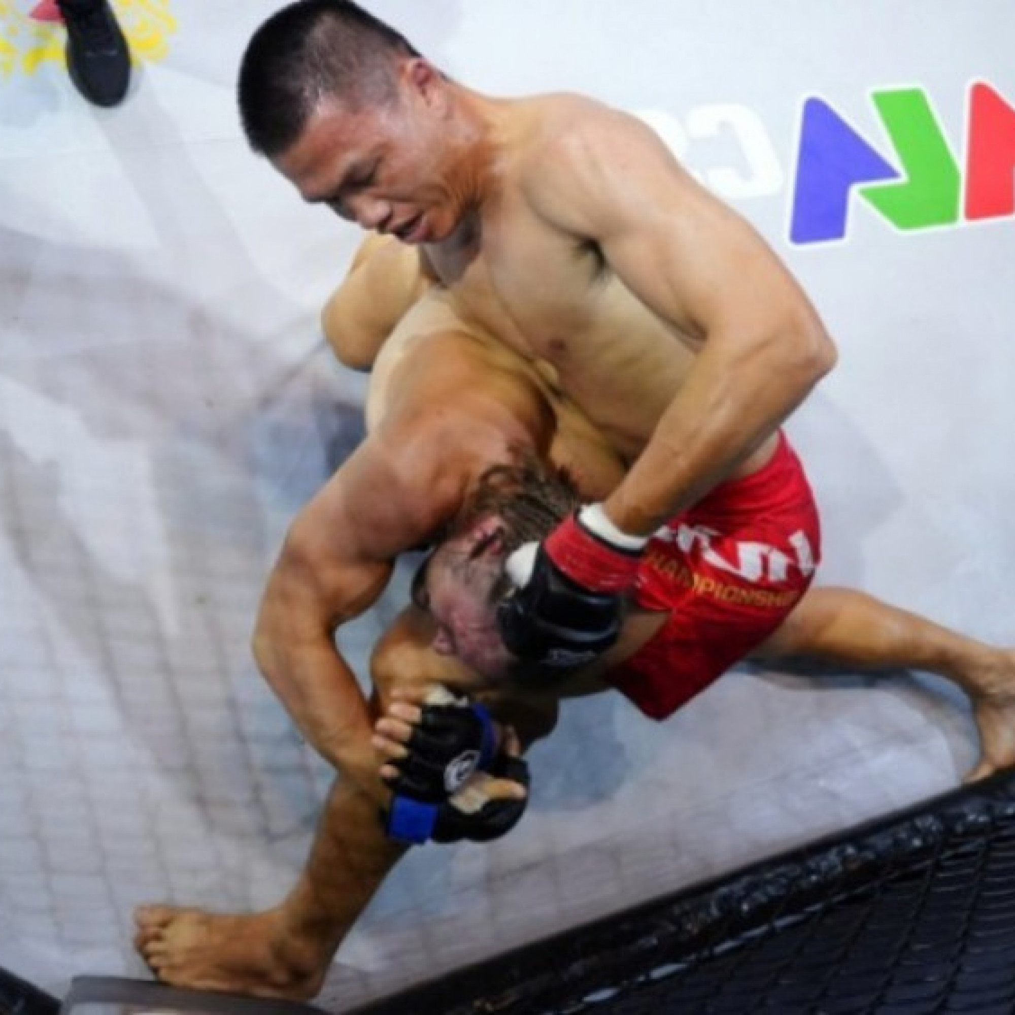  - Công Minh đánh ông Tây Zakhar nhập viện, "Mr hoàn hảo" khiến "Thần Sấm" thảm bại