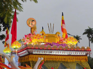 Huế rực rỡ sắc màu với lễ diễu hành xe hoa mừng Phật đản