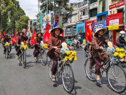 Sắc màu rực rỡ diễu hành cờ hoa kính mừng Đức Phật đản sanh