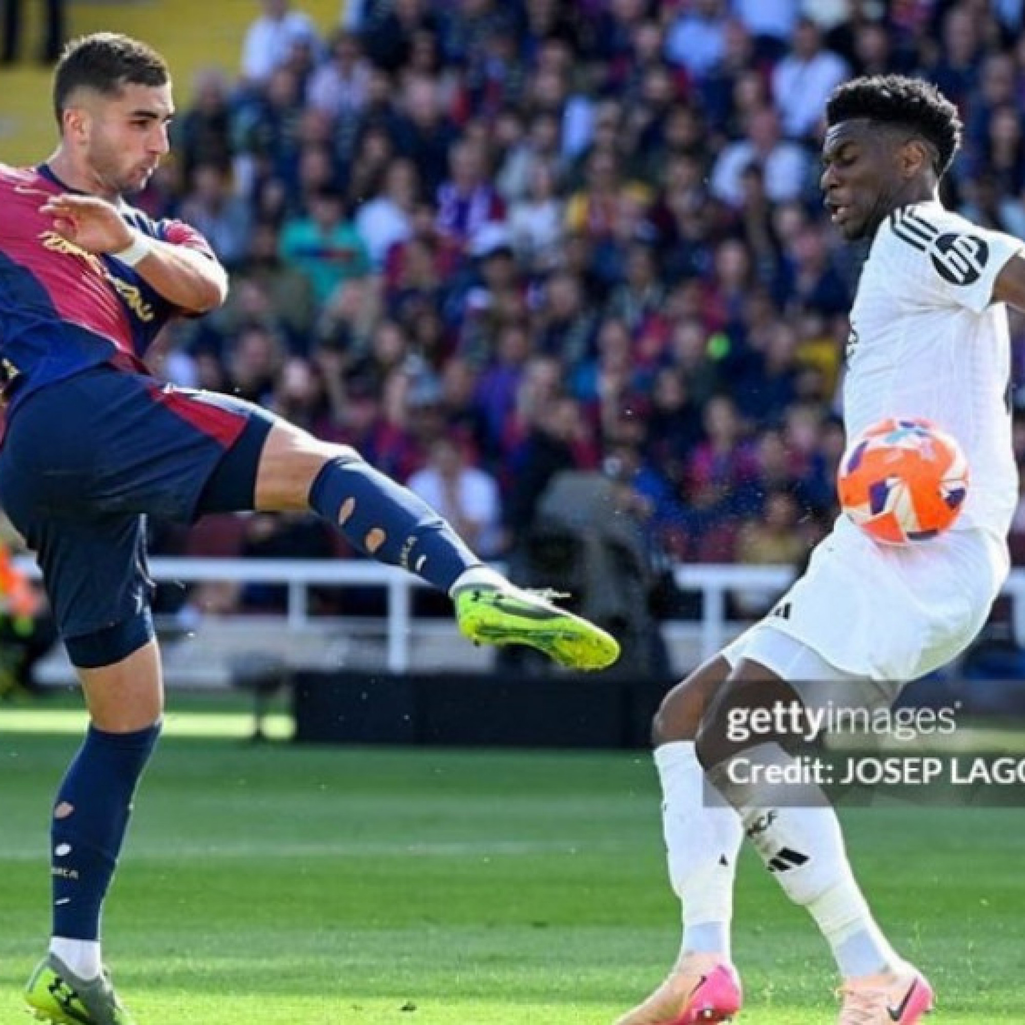  - VAR gây bão ở siêu kinh điển: Barca mất phạt đền vì trọng tài bị "mù" góc quay