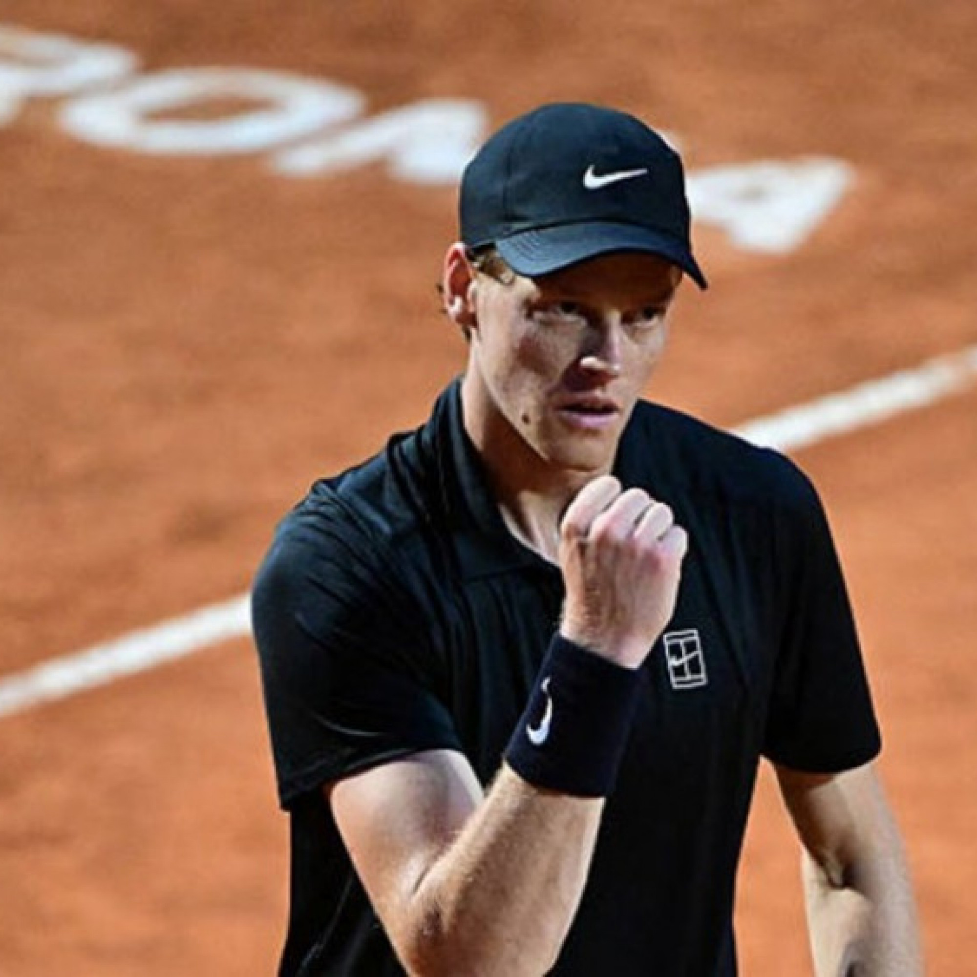  - Video tennis Sinner - Cerundolo: Set 1 ngang ngửa, tie-break quyết định (Rome Open)