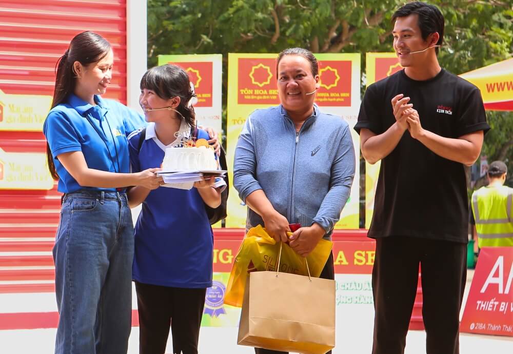 Trương Minh Cường, Nguyễn Quang Hải, vợ chồng BigDaddy và nhiều nghệ sĩ tham gia Mái ấm gia đình Việt tại Bắc Giang - 3