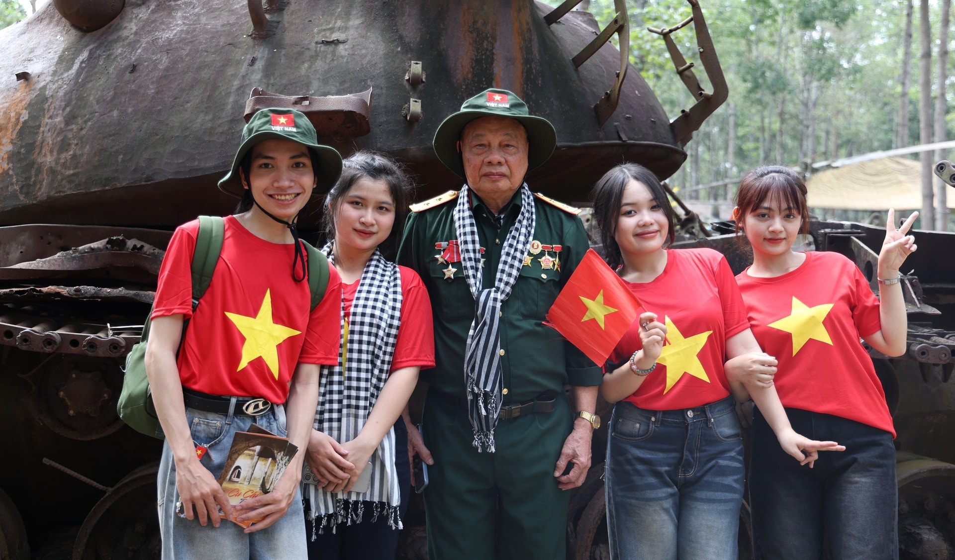 Lễ ỷ niệm 50 năm thống nhất và Vesak: "Cú hích kép" cho du lịch TP.HCM - 1