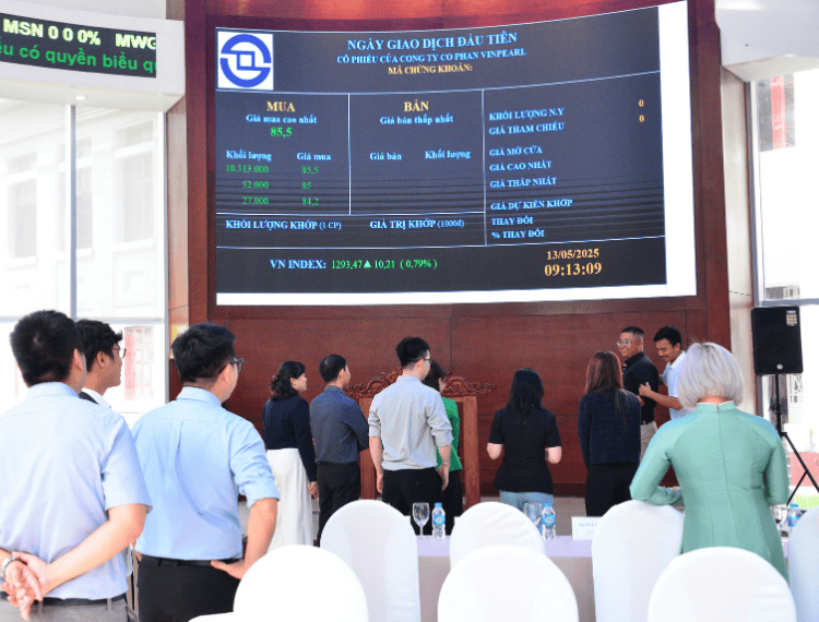 Chứng khoán vượt mốc 1.290 điểm ngày đón “tân binh” Vinpearl - 2