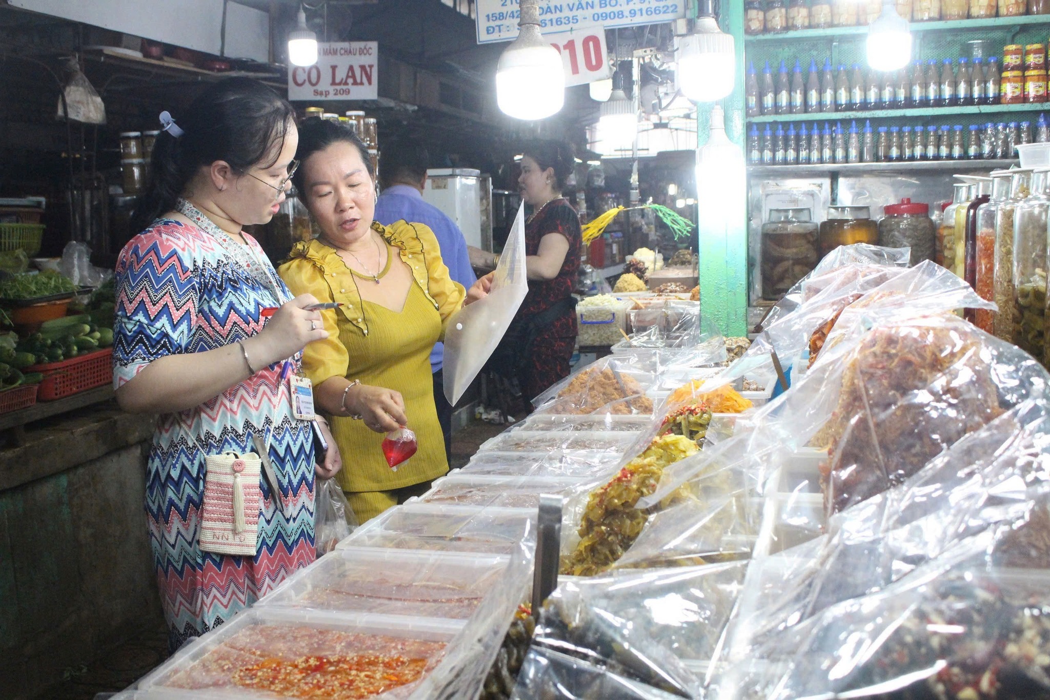 TP.HCM tăng cường kiểm soát thực phẩm không rõ nguồn gốc, kém chất lượng - 3