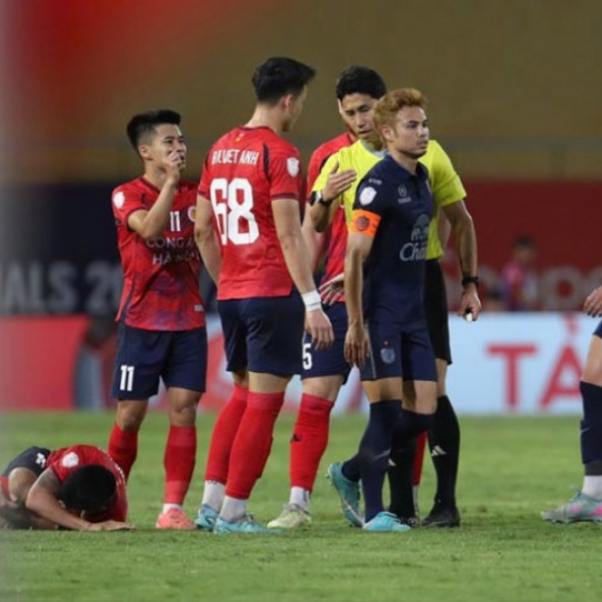  - Tin mới nhất bóng đá trưa 15/5: Theerathon lên tiếng về pha va chạm với Quang Hải