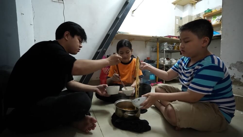 Xúc động trước nghị lực của người anh 23 tuổi gồng gánh nuôi hai em sau khi cha mẹ qua đời - 6