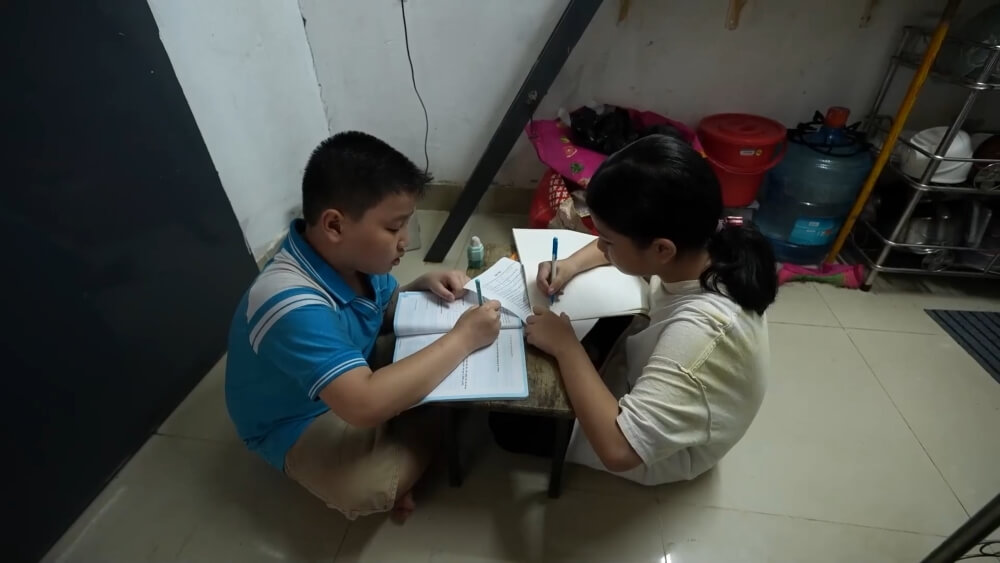 Xúc động trước nghị lực của người anh 23 tuổi gồng gánh nuôi hai em sau khi cha mẹ qua đời - 7
