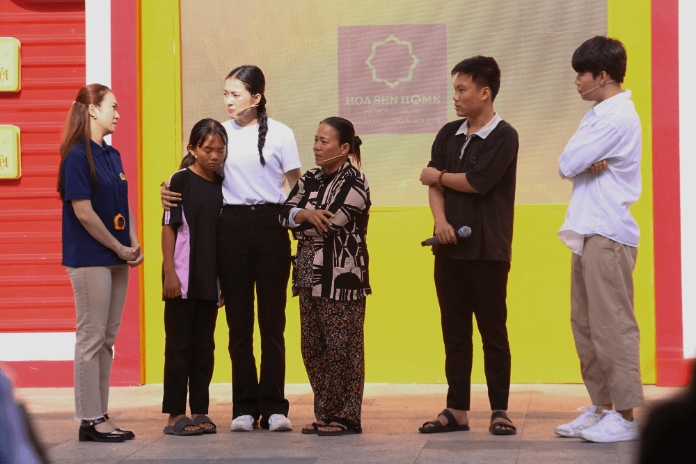 Xúc động trước nghị lực của người anh 23 tuổi gồng gánh nuôi hai em sau khi cha mẹ qua đời - 15