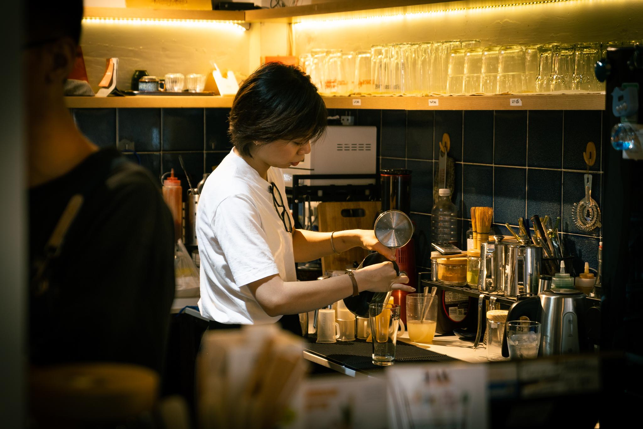 Bluish Cafe: "Chiếc hộp nhạc" analog nấp hẻm - 2