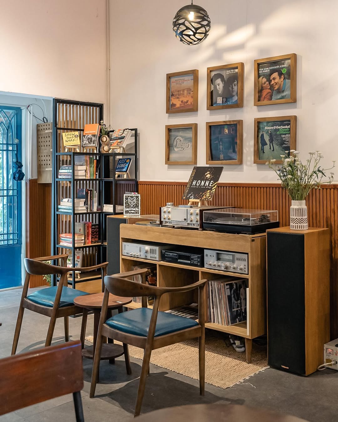 Bluish Cafe: "Chiếc hộp nhạc" analog nấp hẻm - 4