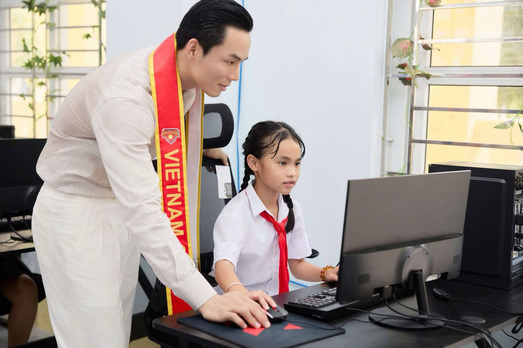 Trao tặng thư viện chuyển đổi số hơn 100 triệu cho Trường Tiểu học Vĩnh Hy - 2