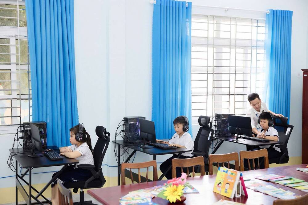 Trao tặng thư viện chuyển đổi số hơn 100 triệu cho Trường Tiểu học Vĩnh Hy - 1