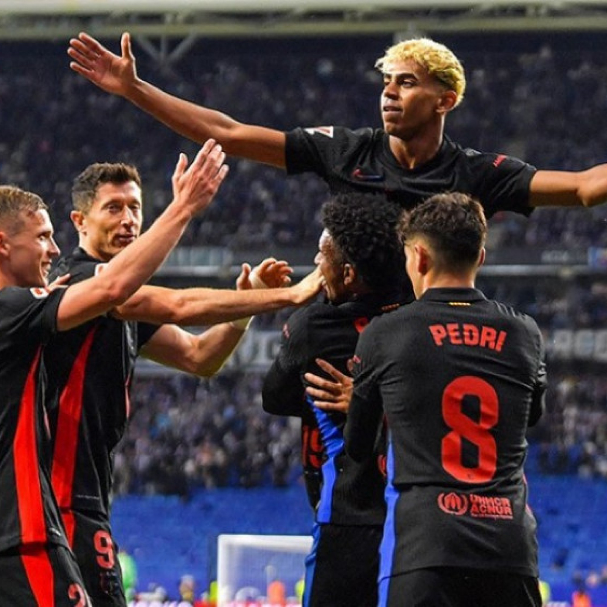  - Cầu thủ Barca ăn mừng vô địch La Liga, Espanyol "phá đám" không thành