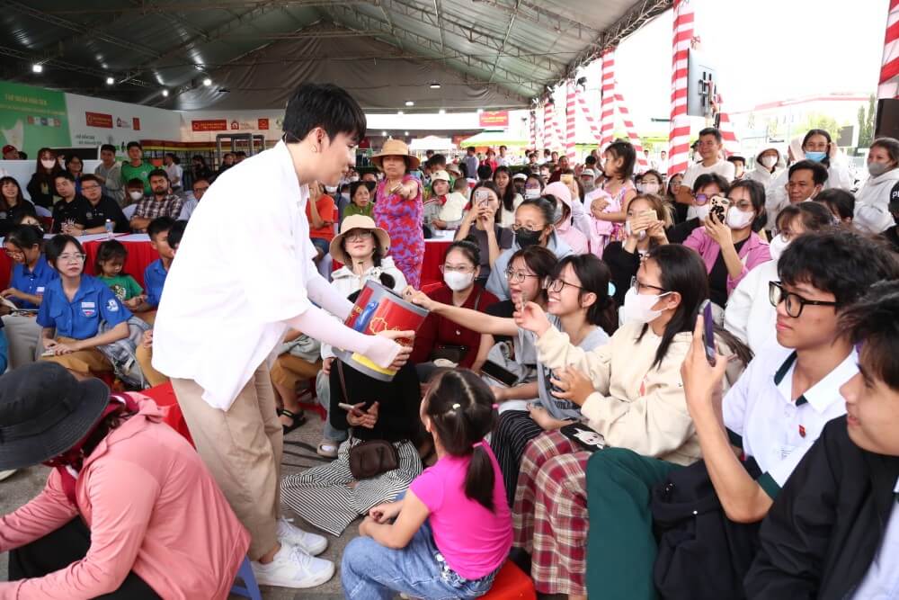 Diễn viên Quang Trung tài trợ học phí đến hết Đại học cho 7 em nhỏ trong Mái ấm gia đình Việt - 11