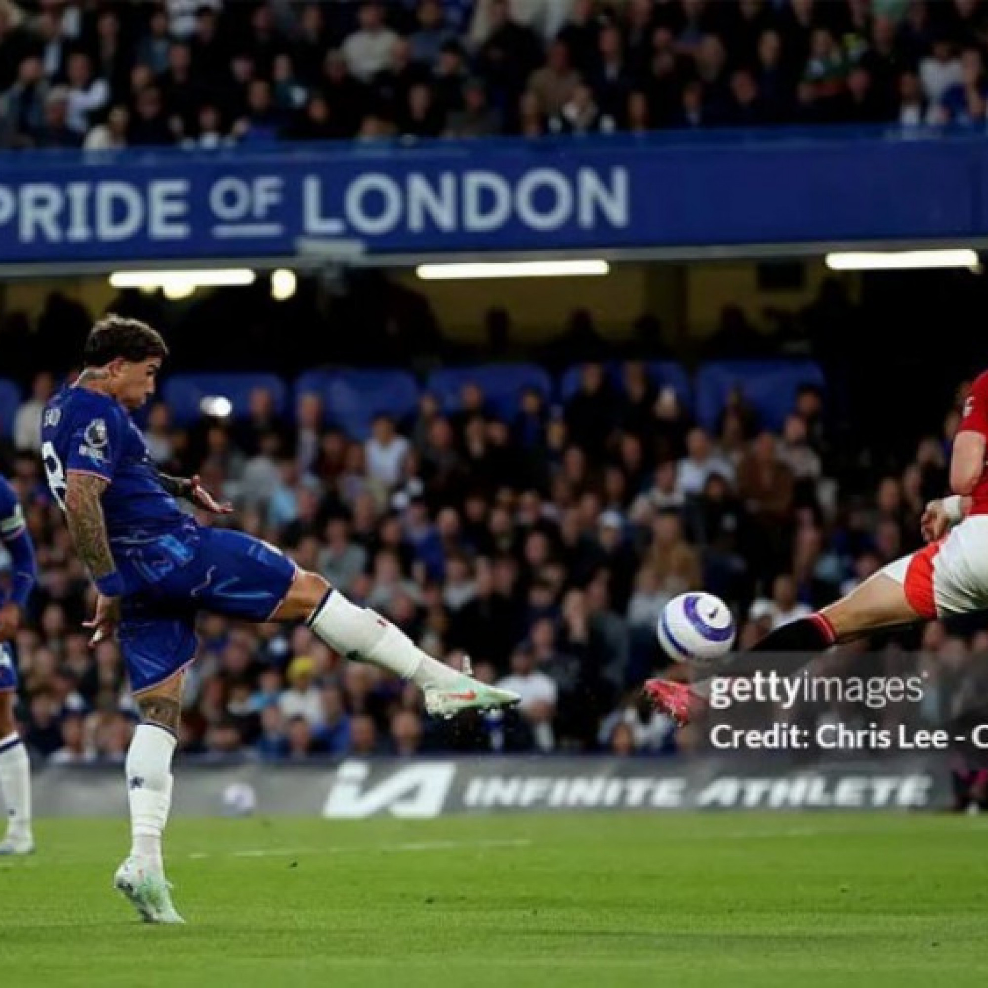  - Tranh cãi MU thoát phạt đền trước Chelsea, fan tố trọng tài thiên vị trắng trợn
