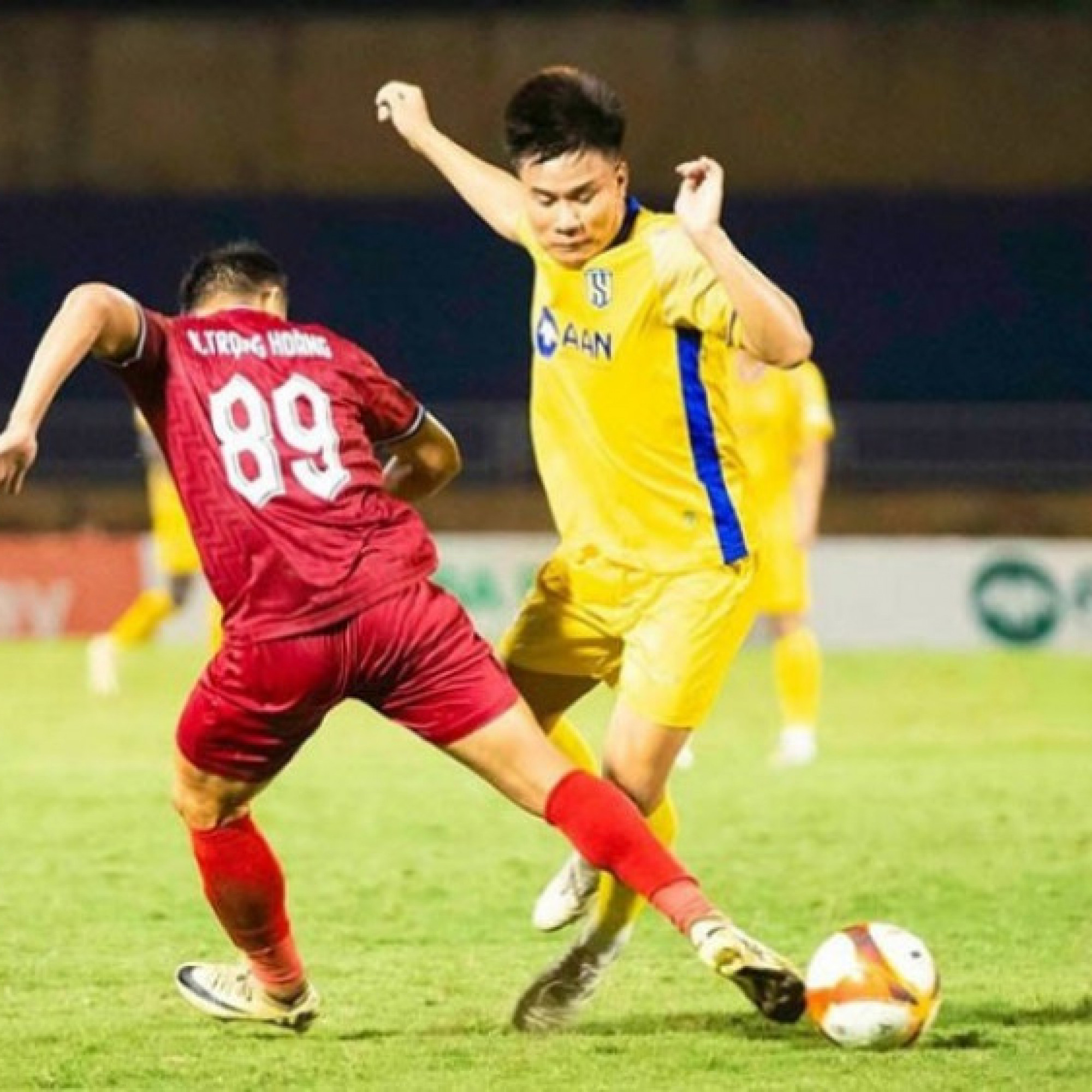  - Video bóng đá Hà Tĩnh - SLNA: Sai lầm tai hại, ngoại binh lập công (V-League)