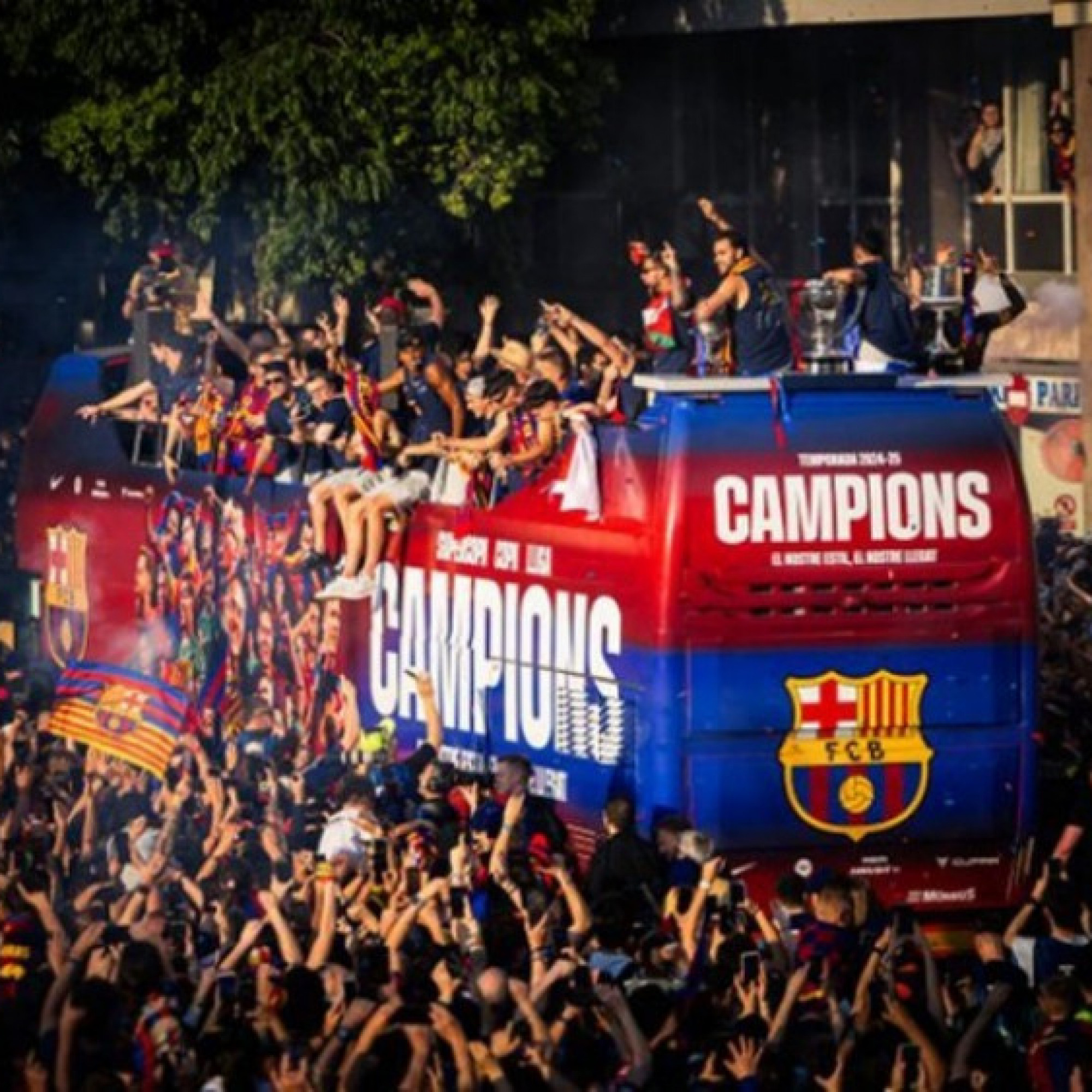  - Barca ăn mừng cú ăn ba: Lễ hội đường phố và khoảnh khắc hài hước của Araujo