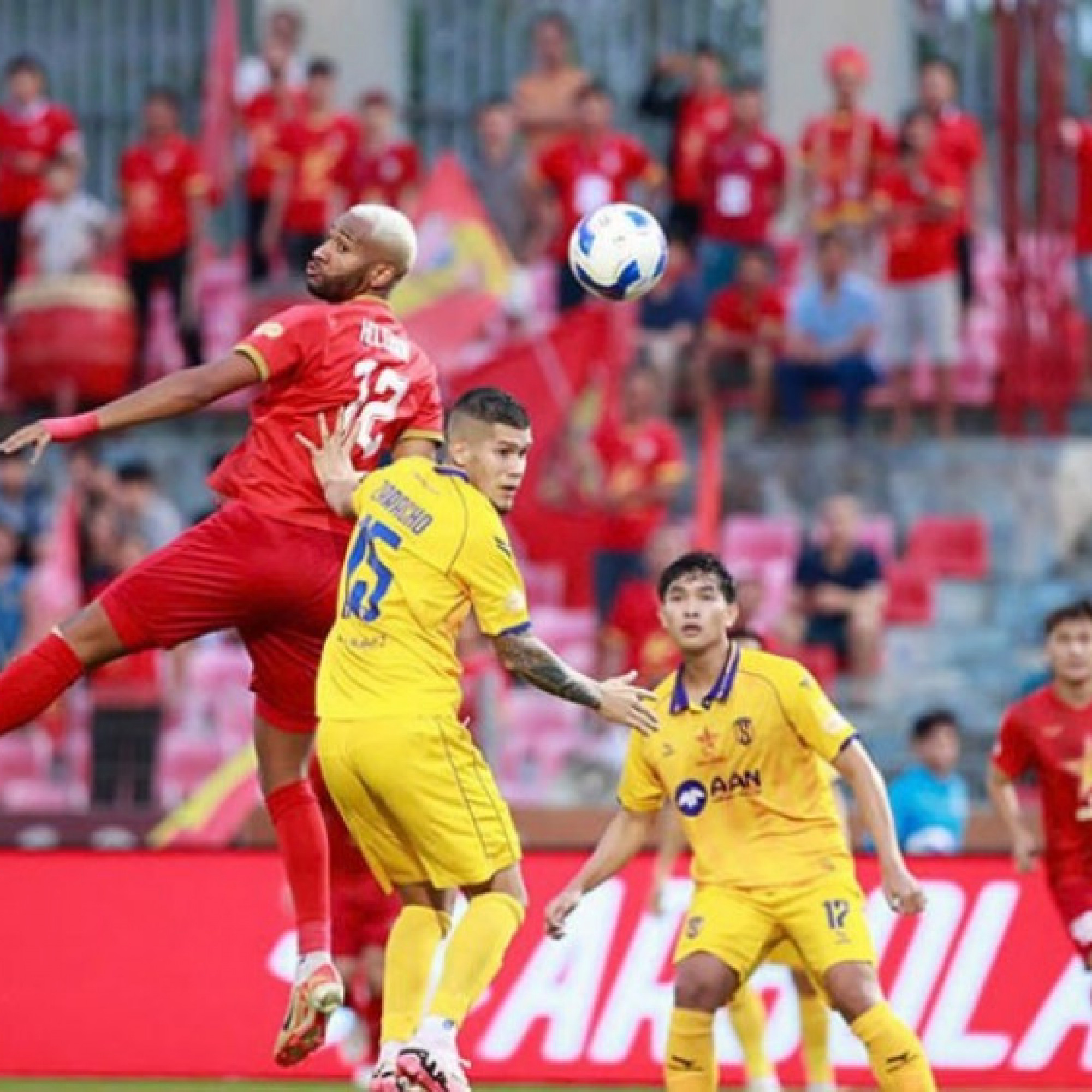 - Video bóng đá Hà Tĩnh - SLNA: Ngoại binh lập công, tạm thoát suất play-off (V-League)