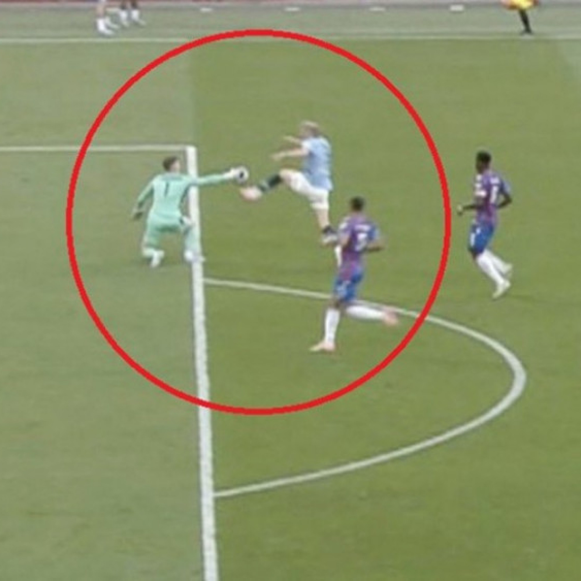  - Tranh cãi chung kết FA Cup: Cựu sao MU thoát thẻ đỏ, Rooney bức xúc