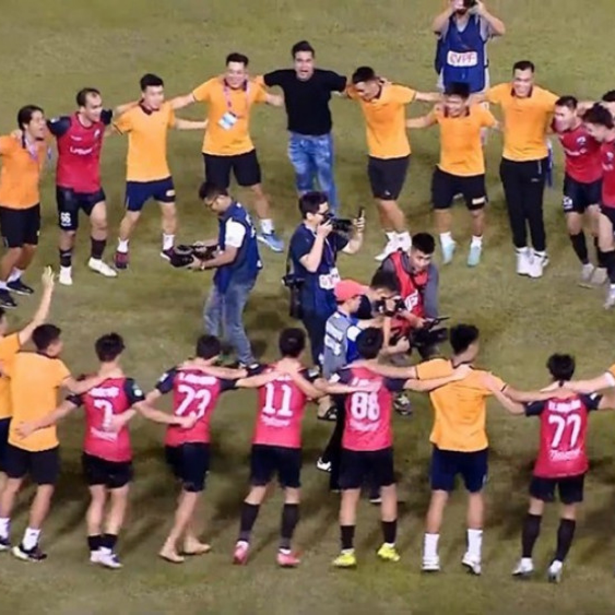  - "Cơn lốc" Ninh Bình nghiền nát giải hạng Nhất, cho đội Công Phượng "hít khói"