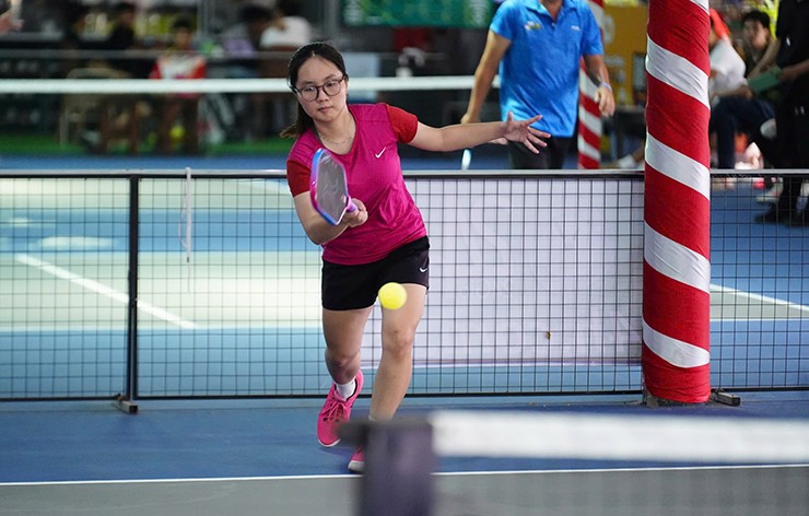 “Bóng hồng” cầu mây đấu các cao thủ pickleball nam, ngoạn mục giành giải 3 - 10