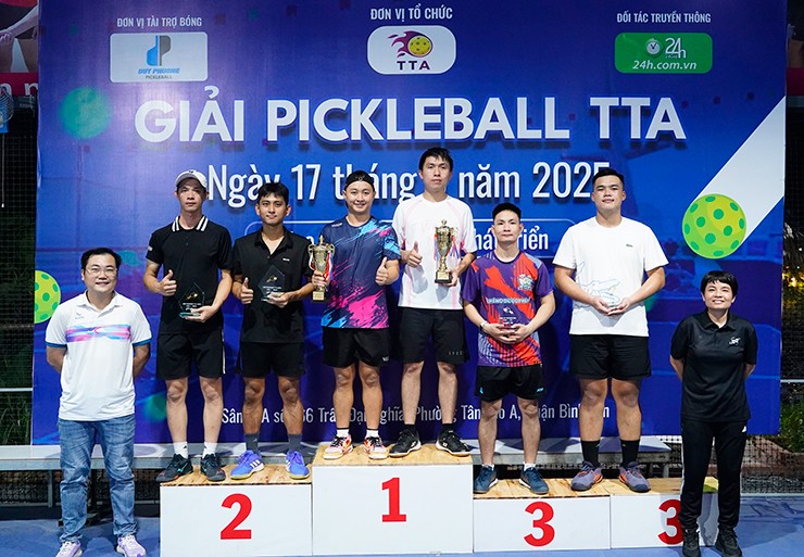 “Bóng hồng” cầu mây đấu các cao thủ pickleball nam, ngoạn mục giành giải 3 - 13