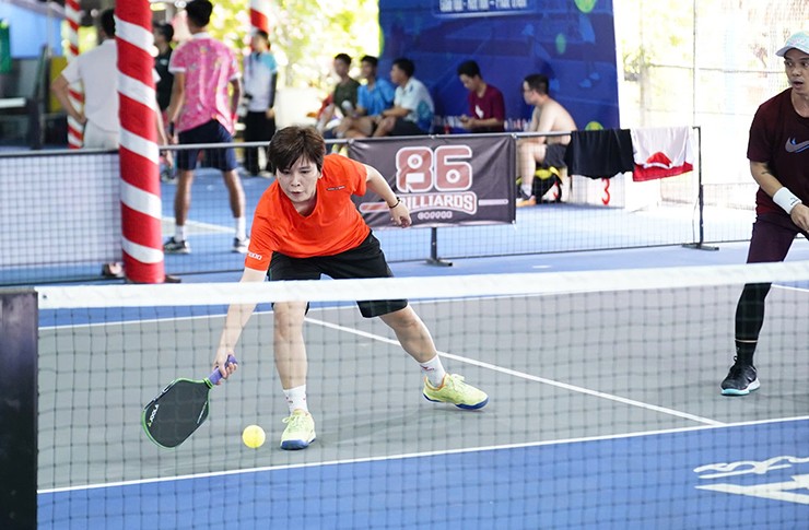 “Bóng hồng” cầu mây đấu các cao thủ pickleball nam, ngoạn mục giành giải 3 - 2