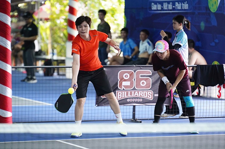 “Bóng hồng” cầu mây đấu các cao thủ pickleball nam, ngoạn mục giành giải 3 - 3
