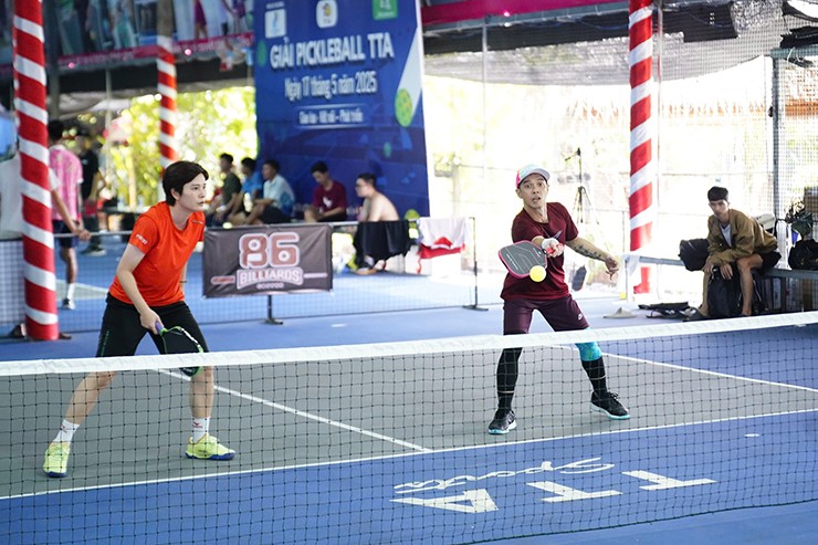 “Bóng hồng” cầu mây đấu các cao thủ pickleball nam, ngoạn mục giành giải 3 - 6