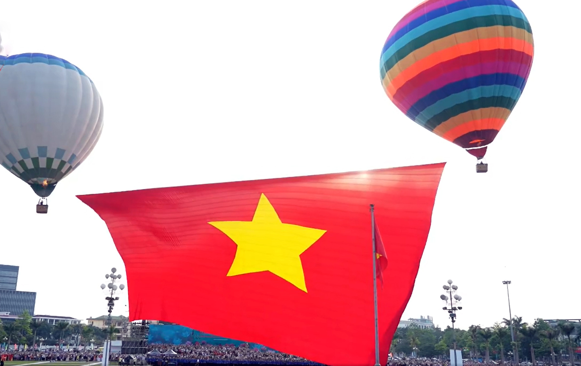 Khinh khí cầu đưa lá cờ khổng lồ bay lên bầu trời quê Bác - 1