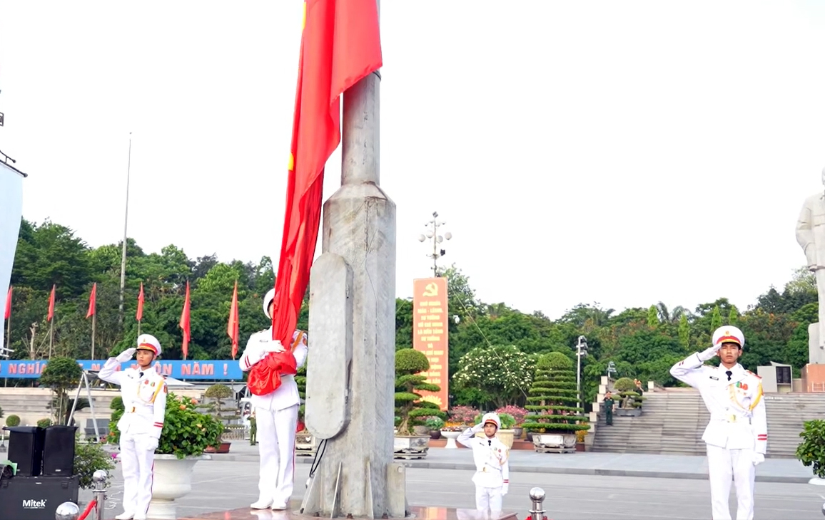 Khinh khí cầu đưa lá cờ khổng lồ bay lên bầu trời quê Bác - 2