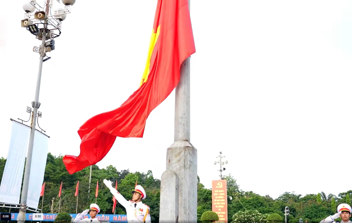 Khinh khí cầu đưa lá cờ khổng lồ bay lên bầu trời quê Bác - 3