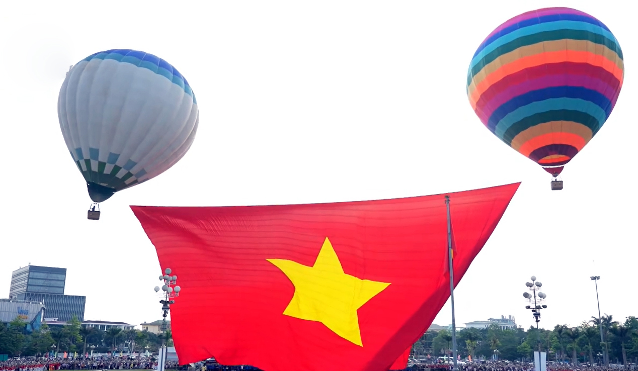 Khinh khí cầu đưa lá cờ khổng lồ bay lên bầu trời quê Bác - 5