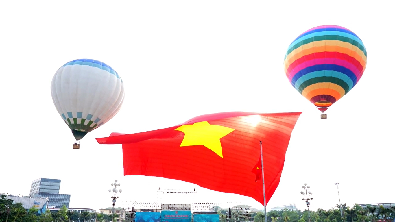 Khinh khí cầu đưa lá cờ khổng lồ bay lên bầu trời quê Bác - 7