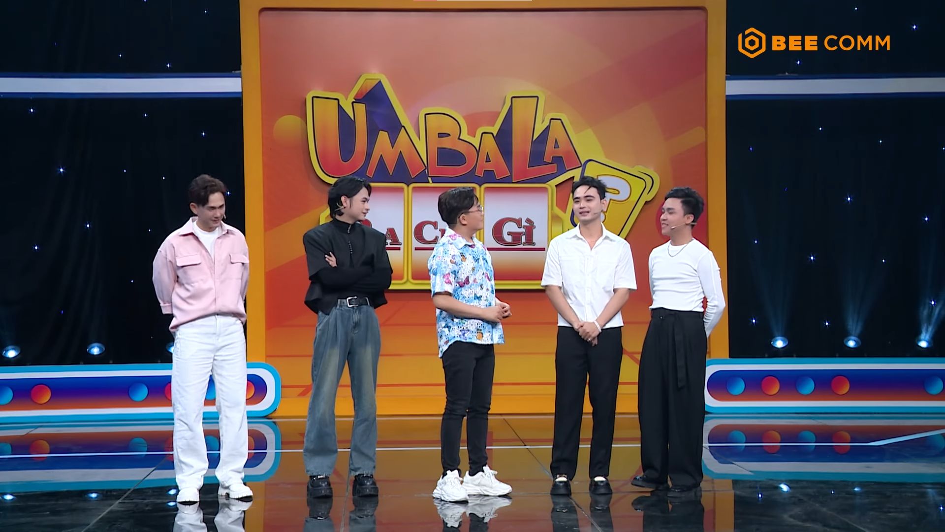 "Úm Ba La Ra Chữ Gì?": Ca sĩ Hồ Khắc Tùng – Hoàng Thắng rượt đuổi điểm số nghẹt thở trước bộ đôi “Hoàn - Mỹ” - 1