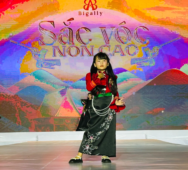 Ngắm vẻ đẹp của thổ cẩm Tây Nguyên qua “Sắc vóc non cao” - 4