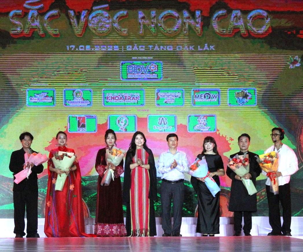 Ngắm vẻ đẹp của thổ cẩm Tây Nguyên qua “Sắc vóc non cao” - 6