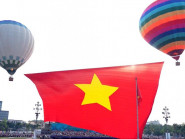 Khinh khí cầu đưa lá cờ khổng lồ bay lên bầu trời quê Bác