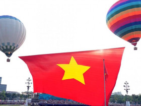  - Khinh khí cầu đưa lá cờ khổng lồ bay lên bầu trời quê Bác