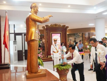  - Lãnh đạo TP Huế dâng hoa kỷ niệm 135 năm ngày sinh của Chủ tịch Hồ Chí Minh