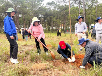  - Lâm Đồng trồng cây nhân kỷ niệm 135 năm Ngày sinh Chủ tịch Hồ Chí Minh