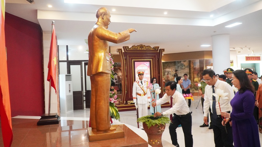 Lãnh đạo TP Huế dâng hoa kỷ niệm 135 năm ngày sinh của Chủ tịch Hồ Chí Minh - 1