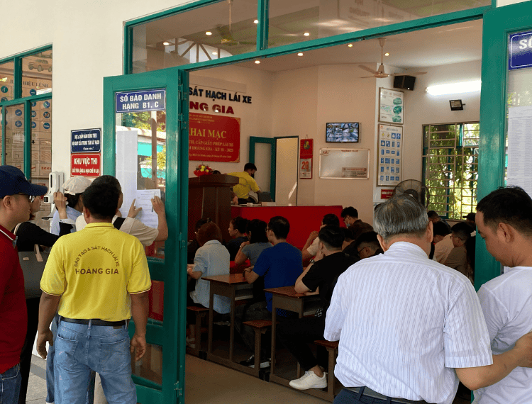 TP.HCM: Người dân thi sát hạch cấp phép lái xe tại Trung tâm Hoàng Gia theo quy cách mới - 2